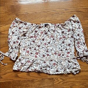 💸American Eagle Outfitters Floral Off-Shoulder Blouse💸 5/$25
